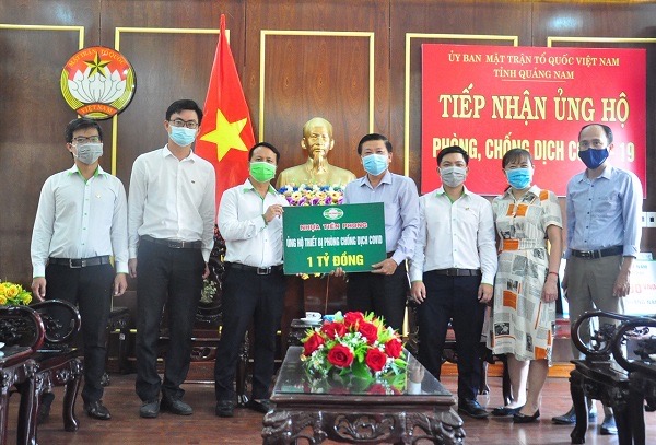 Đại diện lãnh đạo Công ty CP Nhựa Thiếu niên Tiền Phong phía Nam trao tặng gói thiết bị y tế phòng chống dịch ủng hộ hai địa phương là Đà Nẵng và Quảng Nam