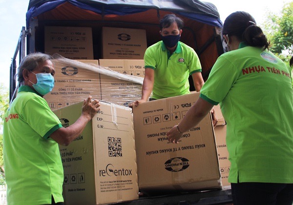 CBCNV Nhựa Tiền Phong vận chuyển thiết bị y tế trao tặng thành phố Đà Nẵng và tỉnh Quảng Nam