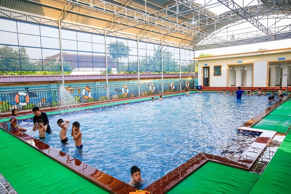 Bể bơi đây được xem là một trong bể bơi hiện đại đầu tiên được xây dựng tại một trường công lập của tỉnh