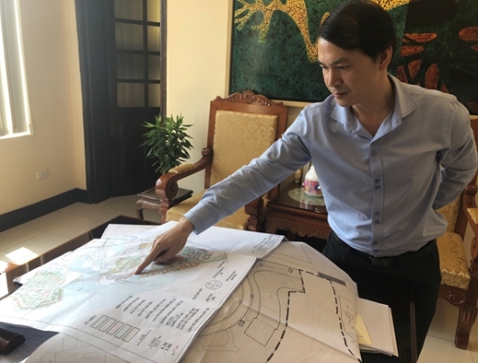 Ông Nguyễn Việt Hùng, chuyên viên Phòng Quy hoạch-Kiến trúc, Sở Xây dựng Vĩnh Phúc giải thích từng vị trí trên bản đồ quy hoạch hồ Đại Lải