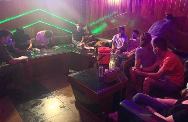 Bất chấp lệnh cấm, quán Không Gian Xưa vẫn mở cửa cho nhóm thanh niên tụ tập hát karaoke và sử dụng ma túy.