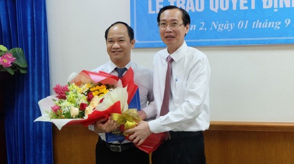 Ông Lê Thanh Liêm, Phó chủ tịch UBND TP.HCM trao quyết định phê chuẩn kết quả bầu chức vụ Chủ tịch UBND quận 2 (nhiệm kỳ 2016 - 2021) cho ông Lê Đức Thanh.
