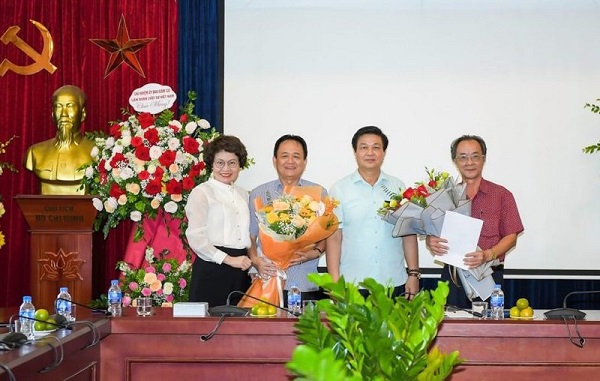 Tân Tổng biên tập Đặng Ngọc Luyến (thứ hai từ trái qua) và nguyên Tổng biên tập Nguyễn Minh Tâm (bìa phải)