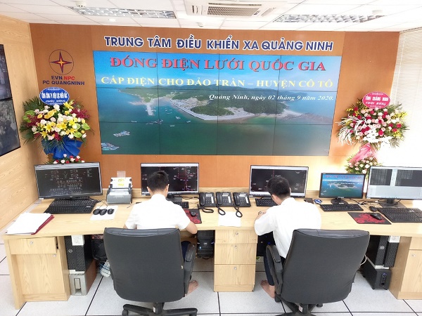 Các Điều độ viên điều khiển từ xa, đóng điện lưới quốc gia ra đảo Trần