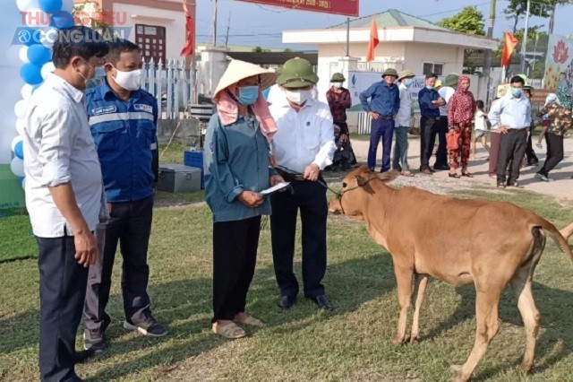 Đại diện lãnh đạo thị xã Nghi Sơn, Cty lọc hóa dầu Nghi sơn trao bò giống cho các hộ dân