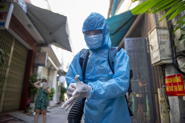 Nhân viên y tế phun khử trùng khu dân cư tại Đà Nẵng.