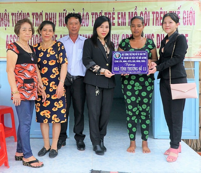 Doanh nhân Nguyễn Thị Hảo (áo đen giữa) trao tặng nhà tình thương tại tỉnh Trà Vinh