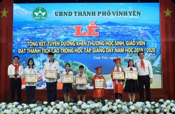 Ông Phạm Hoàng Anh trao thưởng cho học sinh giỏi quốc gia và cấp tỉnh