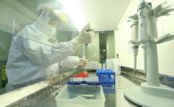 Nhân viên y tế lấy mẫu bệnh phẩm để xét nghiệm SARS-CoV-2