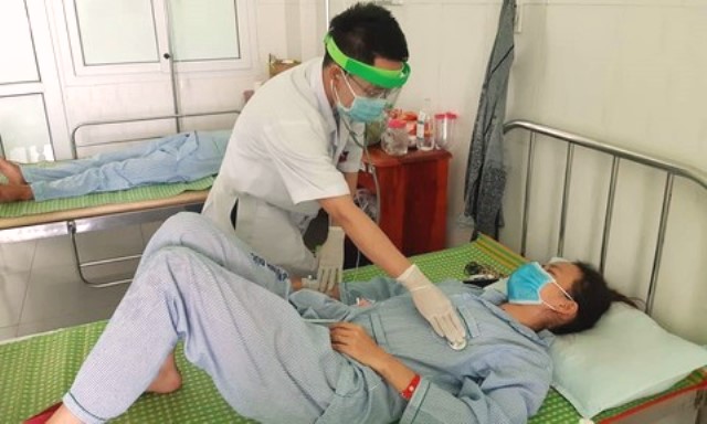 Một bệnh nhân nghi ngộ độc do ăn pate Minh Chay. (Ảnh BV cung cấp)