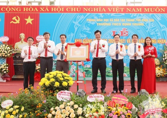 Lãnh đạo thành phố Vĩnh Yên trao Quyết định công nhận và tặng hoa chúc mừng Trường THCS Định Trung đạt chuẩn quốc gia mức độ I