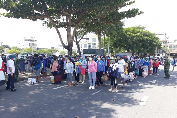 200 công dân Quảng Bình trở về từ Đà Nẵng được giới chức địa phương đón về quê cách ly theo quy định