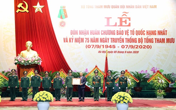 Thủ tướng Nguyễn Xuân Phúc trao Huân chương Bảo vệ Tổ quốc hạng Nhất cho Bộ Tổng Tham mưu. Ảnh: VGP/Quang Hiếu