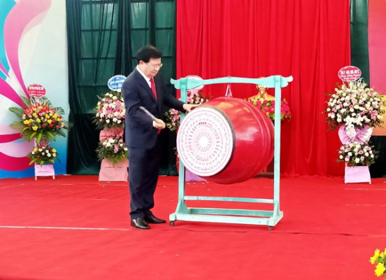 Sau hồi trống được Phó Thủ tướng Chính phủ Trịnh Đình Dũng gióng lên, thầy và trò Trường THPT Chuyên Vĩnh Phúc đã chính thức bước vào năm học mới.