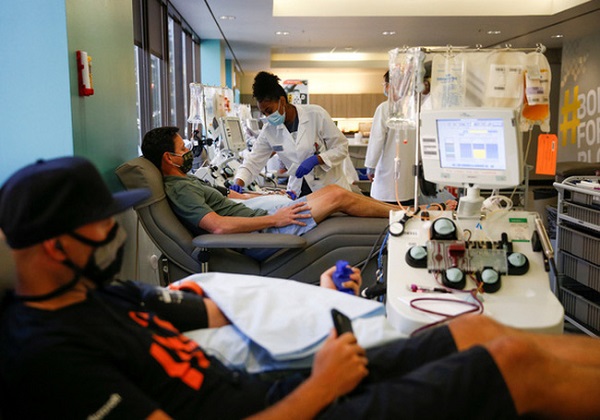 Những bệnh nhân Covid-19 đã hồi phục tại Mỹ hiến huyết tương tại một trung tâm ở Seattle ngày 2/9 (Ảnh: Reuters)