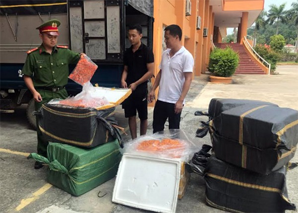 3,5 tạ trứng gà non đông lạnh vừa bị tổ công tác thuộc phòng Cảnh sát môi trường Công an tỉnh Lào Cai phát hiện và bắt giữ khi kiểm tra một xe tải mang BKS: 24C - 093.13.