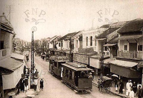 2. Trường Đông Kinh nghĩa thục (ngôi nhà có 3 vòm cửa màu trắng) tại phố Hàng Đào, Hà Nội đầu thế kỷ XX