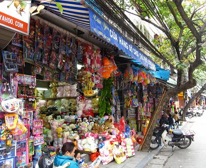 3. Đến phố Lương Văn Can (Hà Nội) ngày nay, du khách cảm nhận đầu tiên là phố đồ chơi dành cho con trẻ