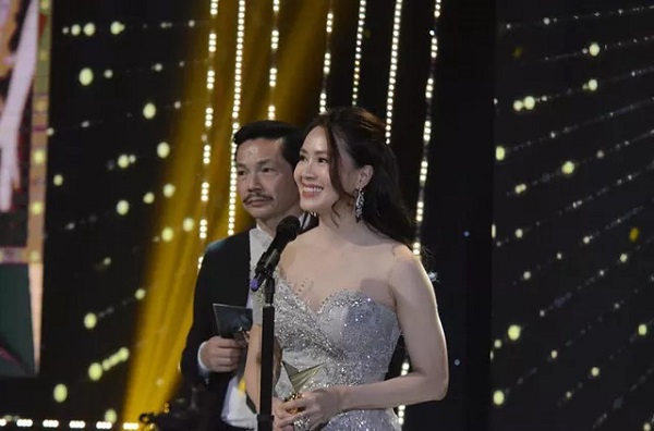 Diễn viên Hồng Diễm đã không kìm được cảm xúc khi được xướng tên ở hạng mục nữ diễn viên ấn tượng của VTV Awards 2020