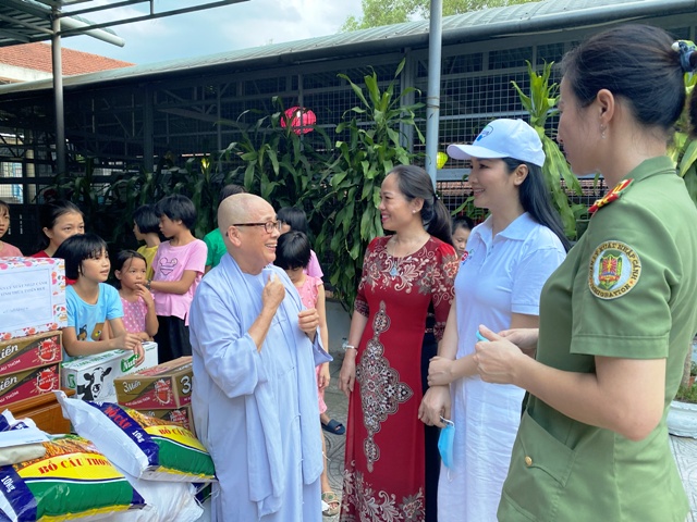 Huế: Hoa hậu “Đền Hùng” thăm và tặng quà cho trẻ mồ côi…