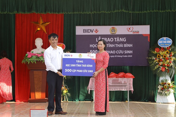 BIDV trao tặng mỗi địa phương 500 cặp phao