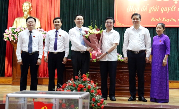 Bí thư Huyện ủy Bình Xuyên Nguyễn Minh Trung tặng hoa chúc mừng Chủ tịch UBND huyện Nguyễn Mạnh Hùng