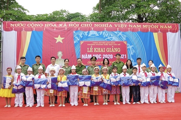 Phòng công tác Đảng và công tác chính trị, Công an huyện Xín Mần trao quà cho các em nhân dịp khai giảng năm học mới.