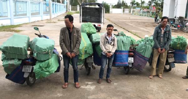 An Giang: Bắt ba đối tượng vận chuyển hơn 10.000 bao thuốc lá lậu