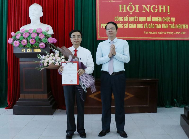 Đồng chí Dương Văn Lượng, Phó Chủ tịch UBND tỉnh trao quyết định, tặng hoa chúc mừng tân Phó Giám đốc Sở GDĐT