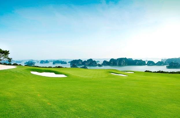 Các sân golf thường có quy mô lên tới hàng chục ha, trong khi số lượng golfer tham gia trong mỗi flight chỉ giới hạn tối đa khoảng 4 người. Sự tiếp xúc giữa các golfer là rất ít và khoảng cách giữa người tham gia lên đến hàng chục mét. Ảnh: : FLC Golf Club Halong.