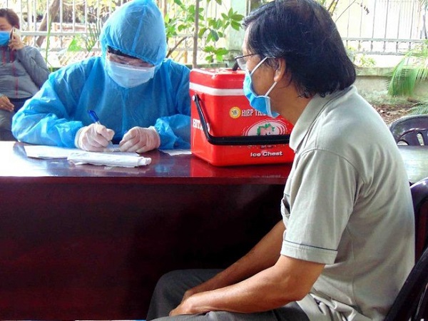 Người đến TP.HCM từ Đà Nẵng đang được Trung tâm Y tế huyện Hóc Môn điều tra dịch tễ