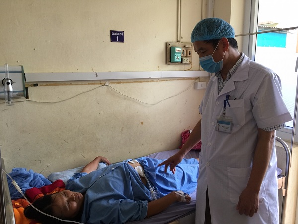 Bác sĩ tại TTYT Lục Yên thăm khám cho bệnh nhân.