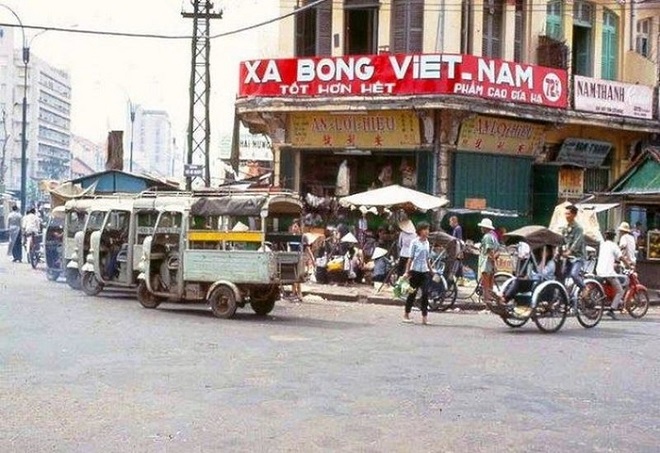 Khắp các ngã tư con phố Sài Gòn trước kia, đều có các biển quảng cáo hãng xà bông thương hiệu Trương Văn Bền