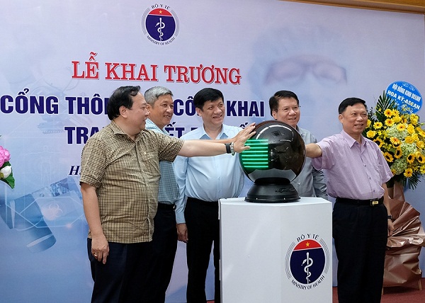 Quyền Bộ trưởng Bộ Y tế Nguyễn Thanh Long (đứng giữa) cùng lãnh đạo Bộ Y tế, đại diện các Vụ, Cục bấm nút khai trương Cổng thông tin công khai giá trang thiết bị y tế