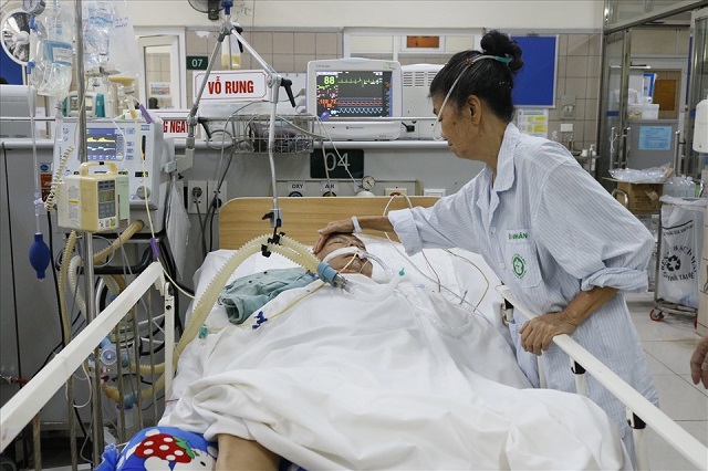 Sức khỏe của 2 bệnh nhân đầu tiên (là 2 vợ chồng) ngộ độc Pate Minh Chay đang tiến triển tốt. Bệnh nhân nữ có thể tự đi sang giường thăm bệnh nhân nam. Ảnh: Mai Thanh