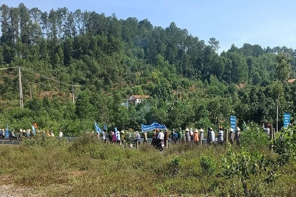 hàng trăm hộ dân đã đã kéo lên trước trại chăn nuôi lợn giống siêu nạc Nam Hưng (thuộc Công ty TNHH Đại Thành Lộc, xã Nam Hưng, huyện Nam Đàn) để phản đối việc xả thải gây ô nhiễm nguồn nước