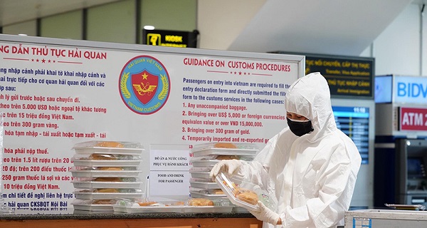 Nhân viên y tế phục vụ ở sân bay Nội Bài