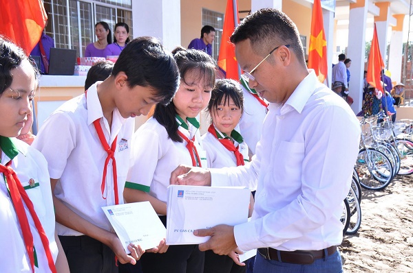 Ông Nguyễn Văn Bé Ba, Giám đốc KCM trao học bổng cho các học sinh vượt khó học tốt