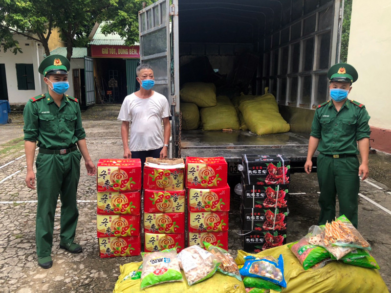 Quảng Ninh: Bắt giữ hơn 1 tấn hoa quả, thực phẩm chay không rõ nguồn gốc