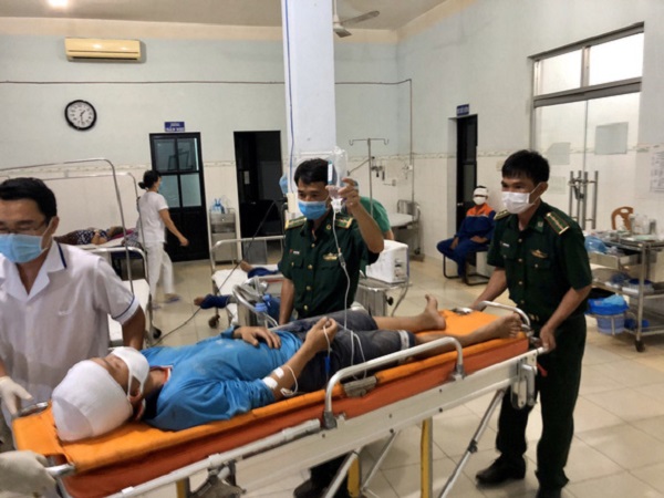 Cán bộ chiến sĩ đồn biên phòng cửa khẩu cảng Phú Quý đưa ngư dân vào Trung tâm y tế quân dân y huyện đảo Phú Quý cứu chữa - Ảnh: TRUNG THÀNH