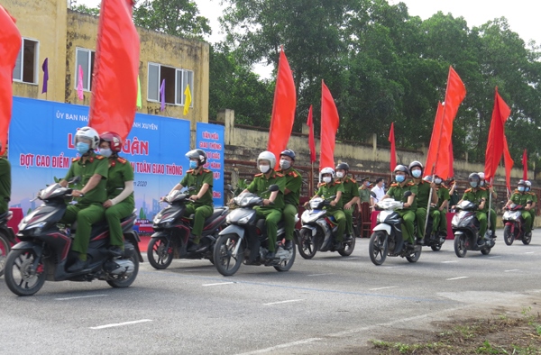 Lực lượng công an và các đơn vị ra quân tại buổi lễ.
