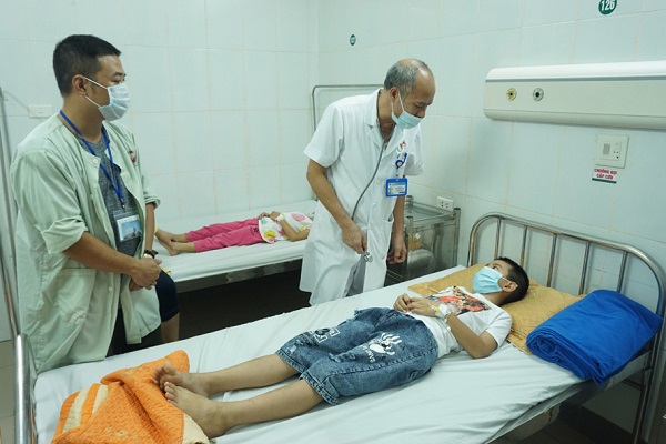 Học sinh đau bụng điều trị tại Bệnh viện đa khoa Đông Anh ngày 10/9. Ảnh: Báo Hà Nội mới.