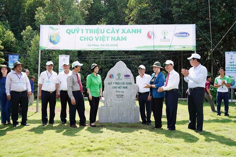 Bà Nguyễn Thị Kim Ngân - Uỷ viên Bộ Chính trị, Chủ tịch Quốc Hội nước CHXHCNVN đã cùng “Quỹ 1 triệu cây xanh cho Việt Nam” trồng cây tại Mốc tọa độ Quốc gia Mũi Cà Mau