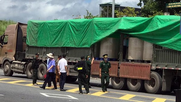 Hiện trường vụ bắt giữ 2 container chở chất lạ từ Việt Nam sang Trung Quốc