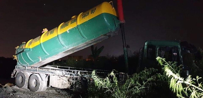 Bắt quả tang 2 xe môi trường đổ trộm chất thải lúc nửa đêm tại huyện Hoài Đức