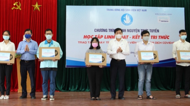 Đại diện T.Ư Hội Sinh viên Việt Nam trao máy tính đến sinh viên nghèo vượt khó.