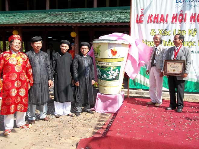 Nguyễn Văn Phúng nhận Bằng xác lập kỷ lục về Ly trà thảo dược lớn nhất năm 2014 (Ảnh: Vietkings)