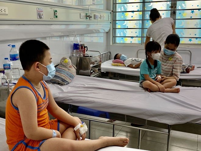 Xuất hiện nhiều bệnh nhi sốt xuất huyết biến chứng phải nhập viện