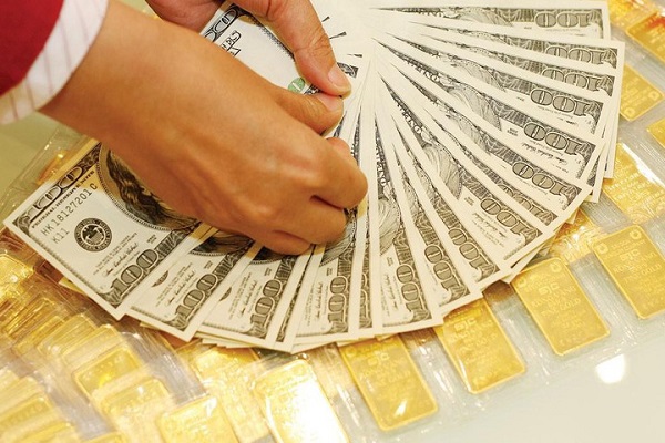 Giá vàng đi xuống do chịu sức ép của đồng USD