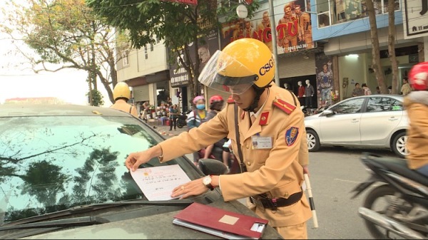 Với ô tô vi phạm giao thông, lực lượng Cảnh sát giao thông Công an tỉnh Vĩnh Phúc gắn thông báo phạt nguội lên kính xe, yêu cầu tài xế đến trụ sở để làm việc theo thời gian đã ghi.
